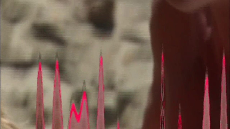 ONLYFREAKSX: Ela fica nua na praia enquanto ele a observa