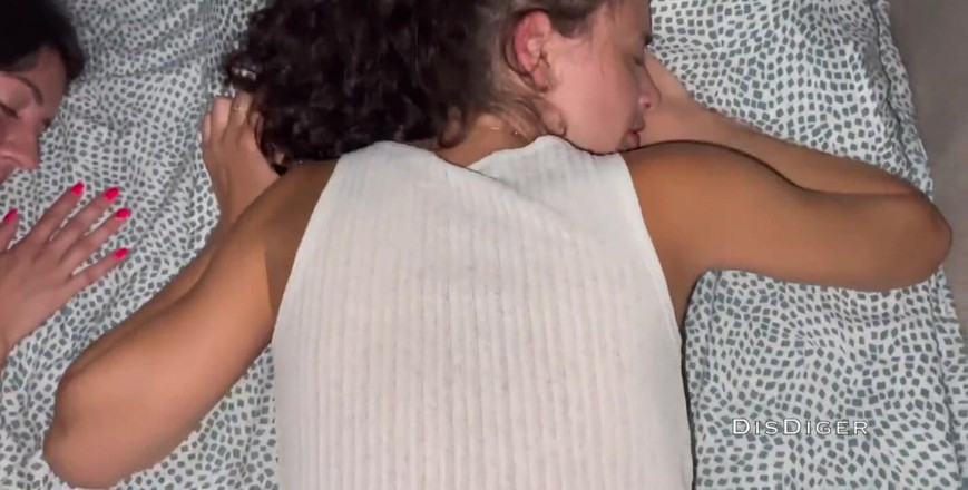 Dis Diger: 我和我的朋友在晚上操了两个热辣的学生 18 岁