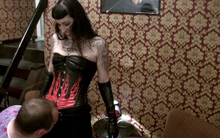 Domina Lady Vampira - SM Studio Femdom Empire: Chịch dây đeo với tình nhân với găng tay da