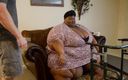 Full Weight Productions: Mz Fluff gustă pe canapeaua ei umană
