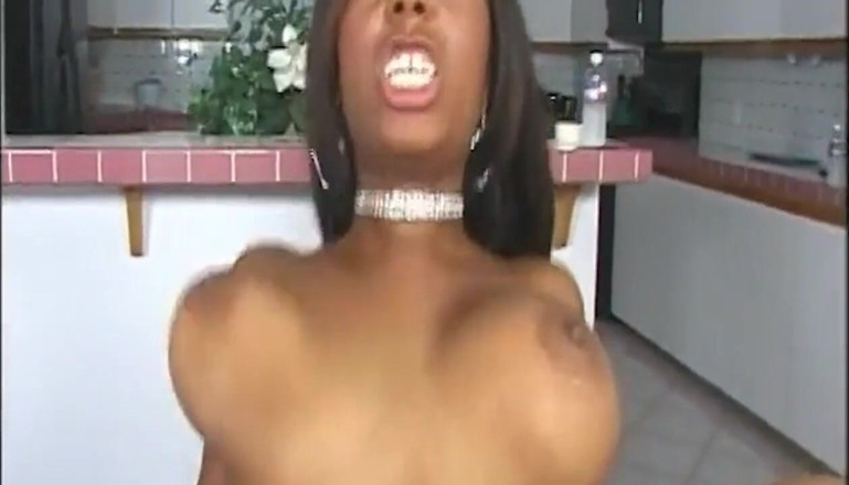 XXXEROTICONLY: Bbc dreier schlampen tief in den hals und lecken tropfende...