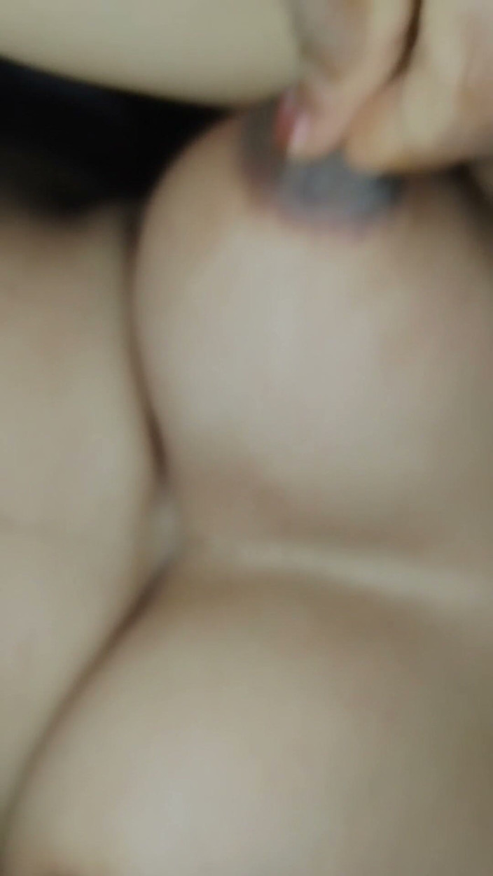 Deshi women: Madrastra cachonda seduce a su novio hijastra