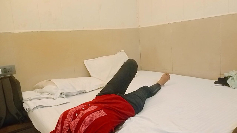 NikiRathod: 그녀는 펠라를 즐긴다
