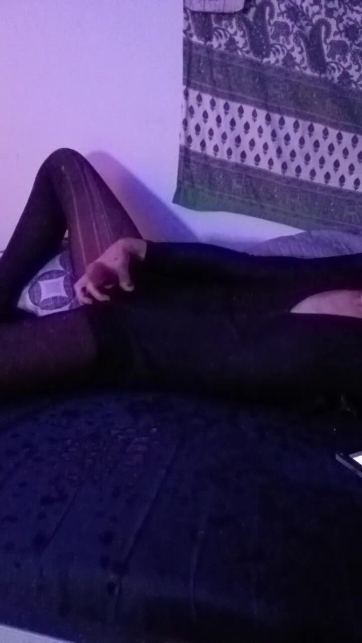 Goth boy: Kamerada işiyor ve sikişiyor