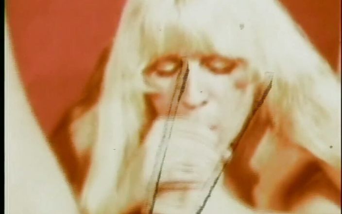 Vintage Usa: Сосущая большой член, крошка-блондинка трахается в киску в винтажном видео