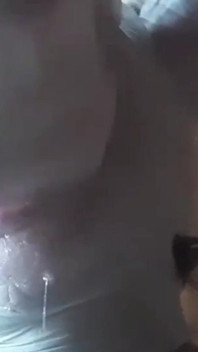 나일론 바구니를 입고 테이프로 눈가리개를 한 후드 쓴 MILF가 얼굴에 정액을 넣은 채 두 번째 환상을 보여준다
