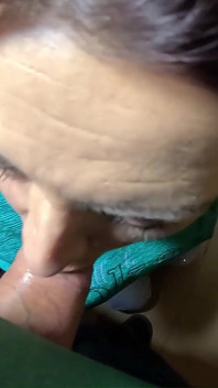 Desculpe sobre meu chefe - capô de fusca jeans brilhantes, boquete profundo e desculpas por esguicho molhado