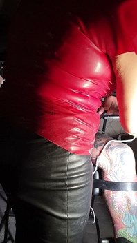 Attaché dans la chaise bondage pour les électrochocs