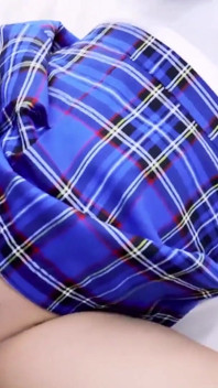 Pulchna dziewczyna z klasy oferuje nauczycielowi swoje pośladki i nagrywa wideo - nauczyciela i ucznia w hotelu