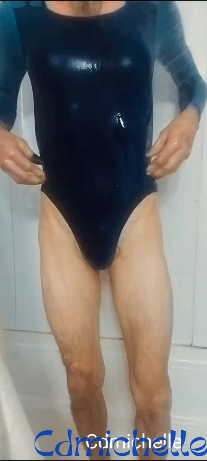 Crossdressers Cd Michelle wearing sexy lingerie: Cdmichelle duşta seksi mavi leotar giyiyor