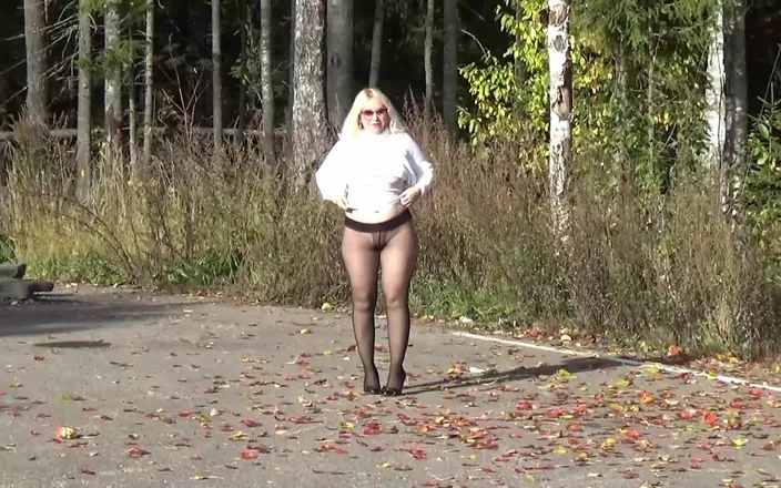 Lady Rose pee pee: Golden Rain 87- Piss in Road