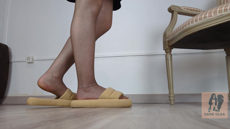 Dame Olga: Shoeplay, Dangling &amp; Walking in Home Slippers và Pantyhose (bộ sưu tập...