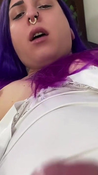 Trans menina mostra seu pau grande e gozando deliciosamente