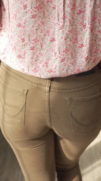 Zlobivá kolegyně Předvádí wedgie kundičku