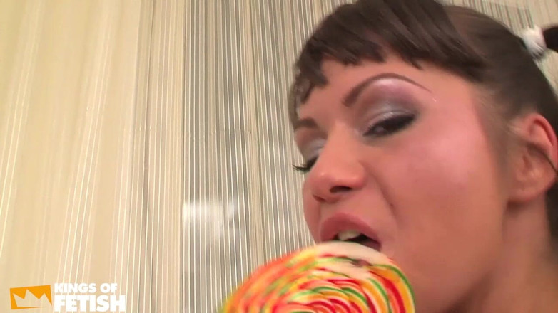 Kings Of Fetish: Yakışıklı adam büyük bir lolipop emiyorken sevimli genç kızın ıslak amını...