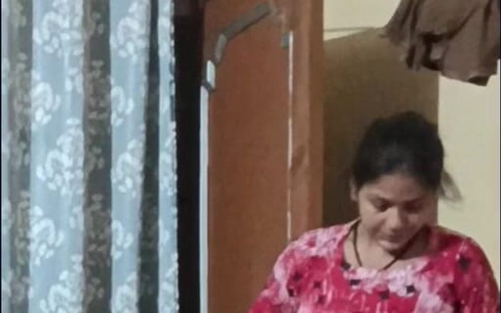 Real desi indian sex: Красива бхабхі переодягає нічну сукню