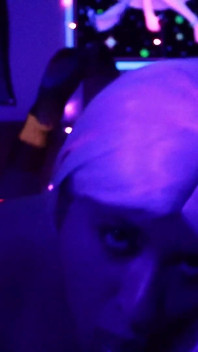 Rave puta chupa una jugosa polla