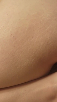 Giantess przyrodnia siostra upokarza małego przyrodniego brata, ssąc go jak cukierek, a następnie pocierając go o jego