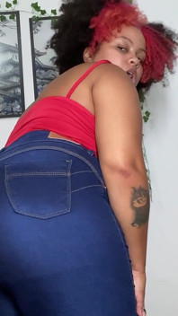 Gorda ébano peidando beleza em jeans azul
