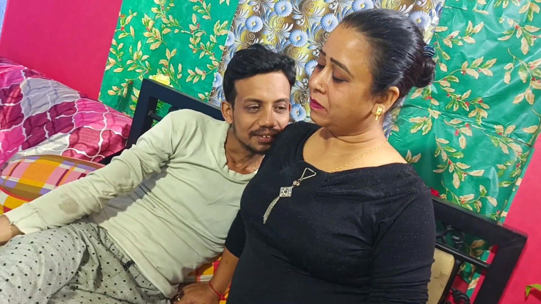 BIREA: Une agente de crédit desi a promis de baiser