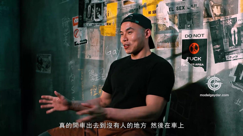 Model Media Cam: Petugas BBQ GIF-008. Percikan daging sapi sperma kasar tiga kali...