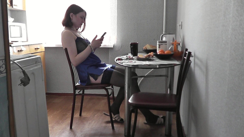 Assol: Süßes mädchen. Sexy Assol in erotischen dessous Peignoir strümpfe macht...