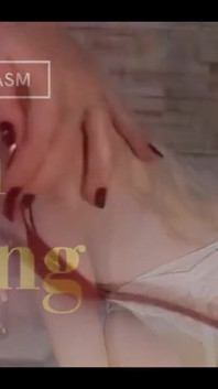 당신은 그녀의 불같은 빨간 머리와 몸집이 작은 프레임으로, 레프로 치료에있어