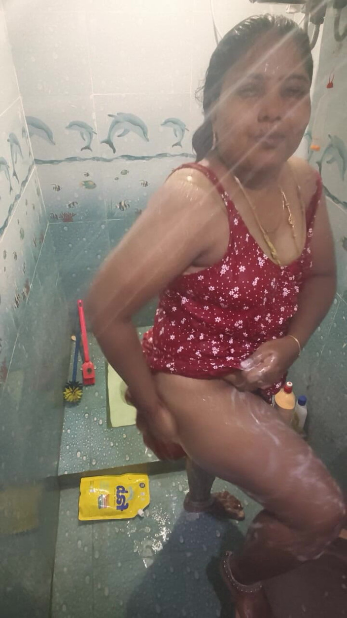 Susmitha2258: Wanita desi mandi