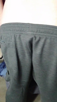Baculatý chlap se svléká do naha, honí a stříká