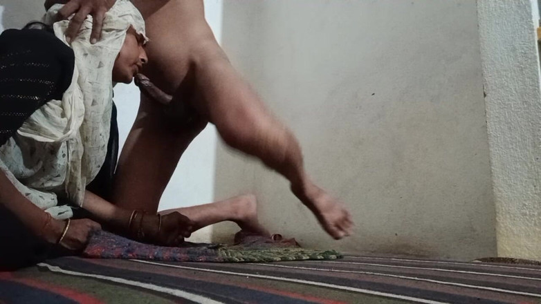 skkumari257: Sonam đưa desi cho người đàn ông ngồi trên ghế dài