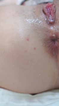 Une femme de ménage se fait punir par une grosse bite dans le cul pour avoir fait un travail mondain ! Avec un creampie anal !