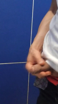 Twink gay mea pis, se masturba el pene y eyacula el esperma en el baño