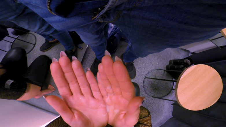 Art By SoftApproach: 在试衣间快速口交 - 差点被抓住