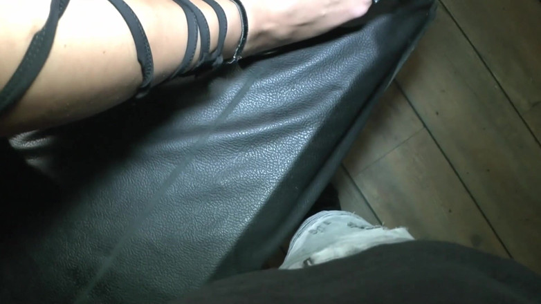 Chubby and horny and more: タトゥーを入れたブロンドとエボニーのスラットが屋外でチンポをしゃぶり、フェイシャルを受ける