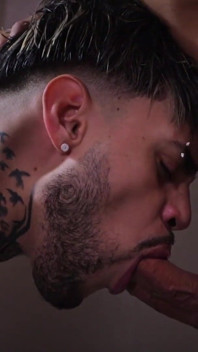Sexy tetovaný hřebec potetovaný Mike kouří sexy hubenou Twink Magic