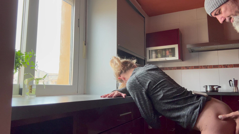 Cristina Sauvage: キッチンの妻がウサギに味付けしてほしいと言っている