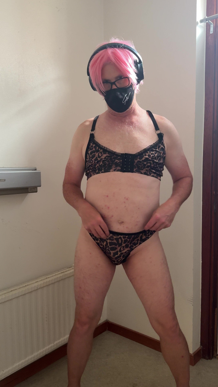 Julia Cd Sweden: De hoer in het roze speelt en masturbeert tot ze...