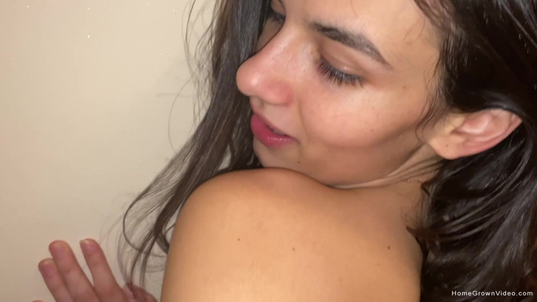 Homegrown Video: Sofia se fute noaptea târziu în pat