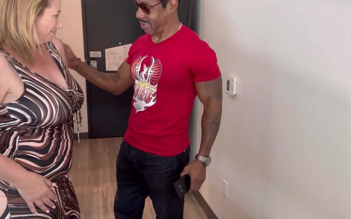 Danni Jones: King Cobra neemt pawg milf Danni Jones 'grote zwarte lul maagdelijkheid