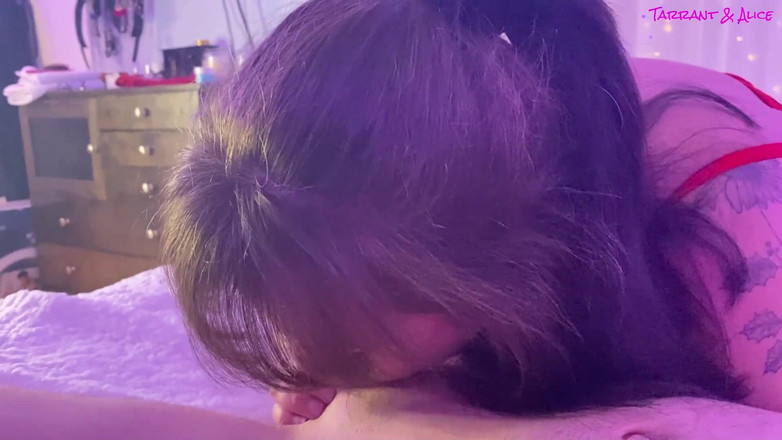 Tarrant and Alice: polykal jeho penis a hladil ho po koulích