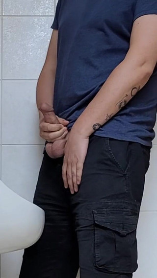 Wanker forever: Chlap si honí na veřejné toaletě. Skoro jsem byla chycena