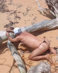 Ladysilvas: Ladysilva在海滩上炫耀她的性感内裤