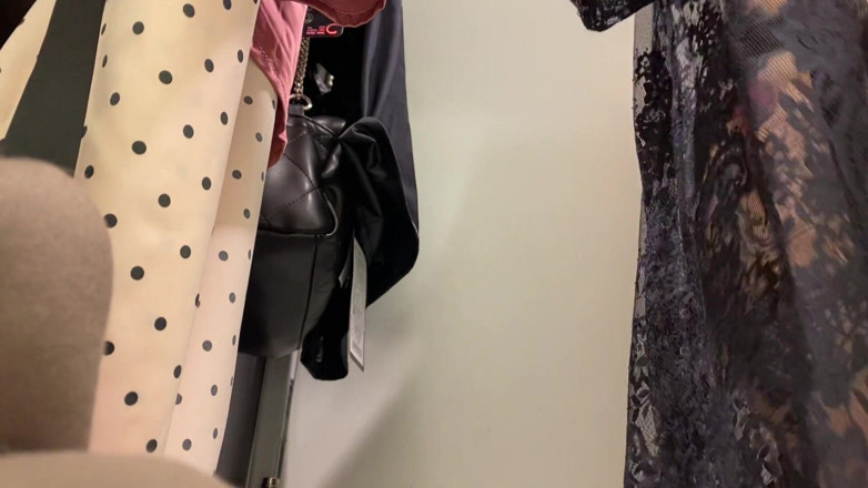 Barbietatoo1: Nieuwe outfits passen in de winkel