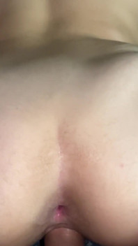 J’ai fait une pipe profonde à la grosse bite de Wellington Prado et il a rempli ma chatte de lait en le baisant à quatre pattes