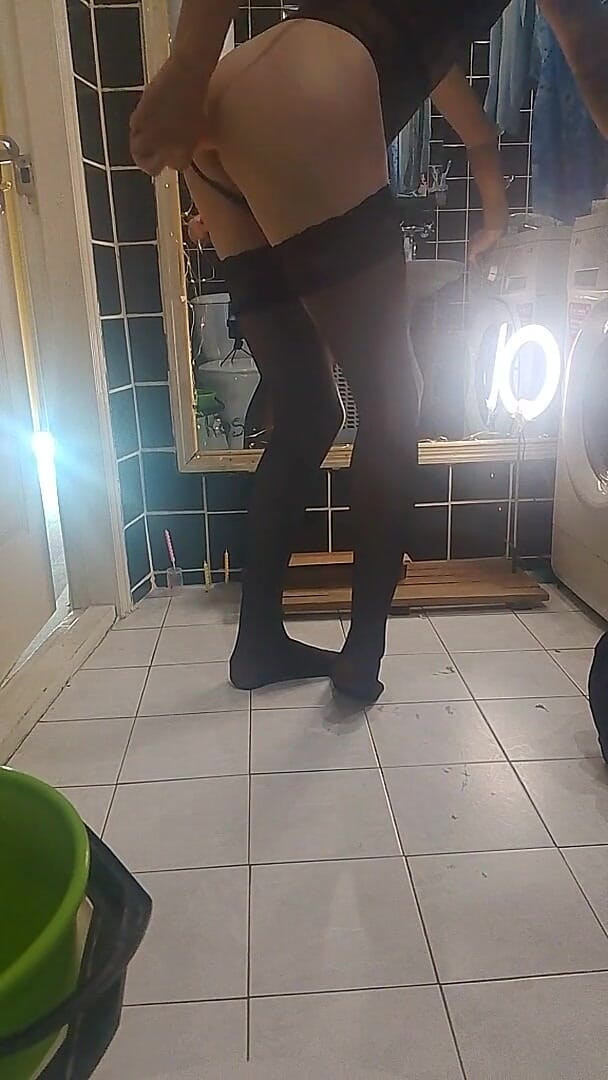 Giocando nel bagno (Milka femboy) Playing in the Toilet (Milka femboy)