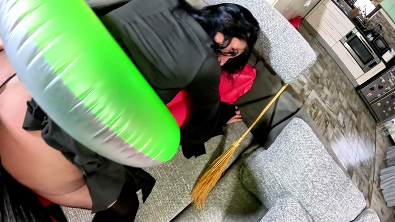 MilfyCalla: Sorcière dominante, fétiche gonflable. Gorge profonde, creampie en levrette, popping...