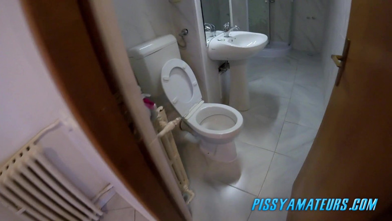 Pissy Amateurs: Lezbiyen işeme oyunu