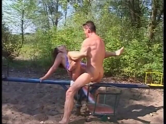 Milf in Love: Utanmaz orta yaşlı seksi kadın parkta oyun alanında deli gibi...