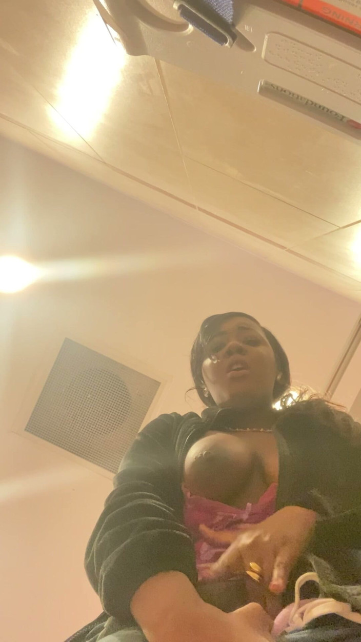 ALLIYAH ALECIA: Snelle Bal Solo Openbare Masturbatie in Walmart Badkamer