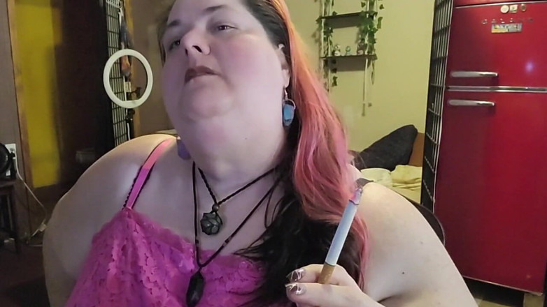 Kitty Delgato: 超级肥胖的白人女性一边玩弄我的脖子和巨大的手臂一边抽烟